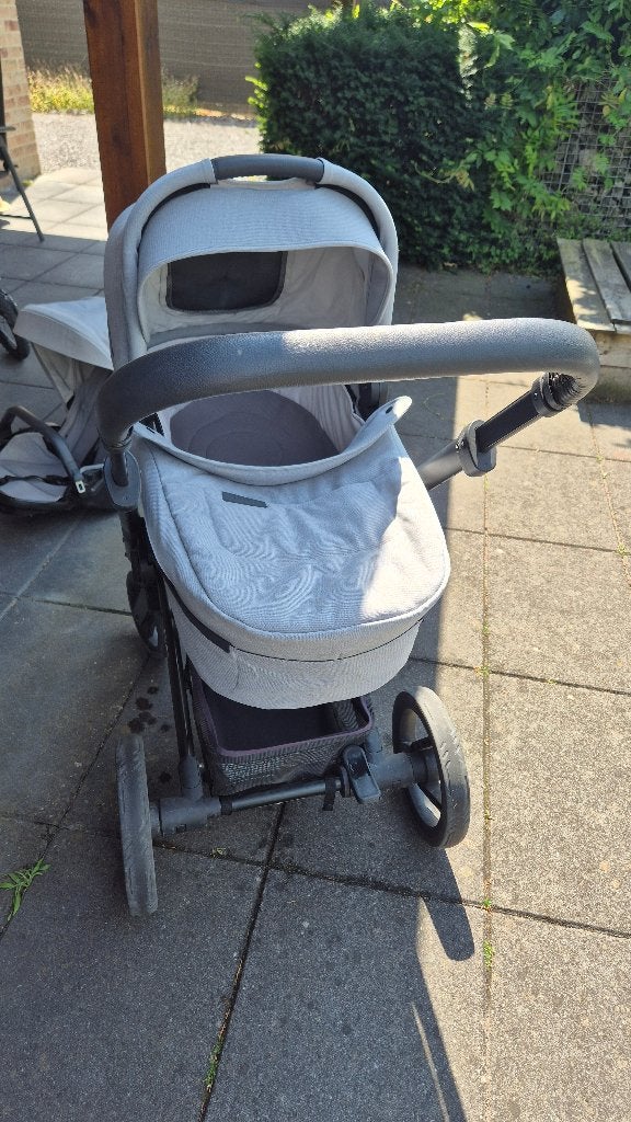 Mutsy nio buggy met zonnescherm + gratis kinderzitje, Enfants & Bébés, Enlèvement, Utilisé, Mutsy
