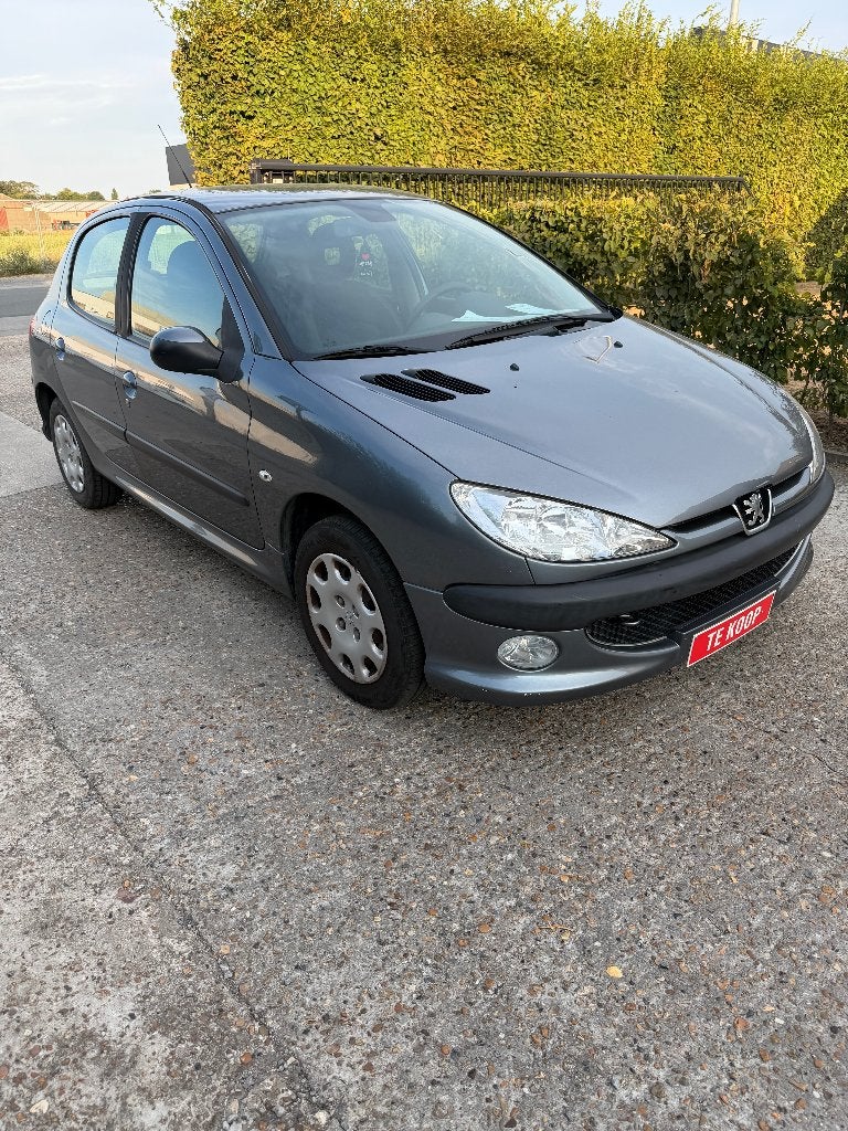 Peugeot 206 Manueel, Auto's, https://public.car-pass.be/vhr/7a8b83ab-0ee5-436d-8982-f8f64f0f469e, Stof, 1360 cc, 4 cilinders