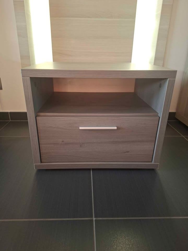 Table de nuit, Maison & Meubles, Enlèvement, Utilisé, Bois, 45 à 65 cm