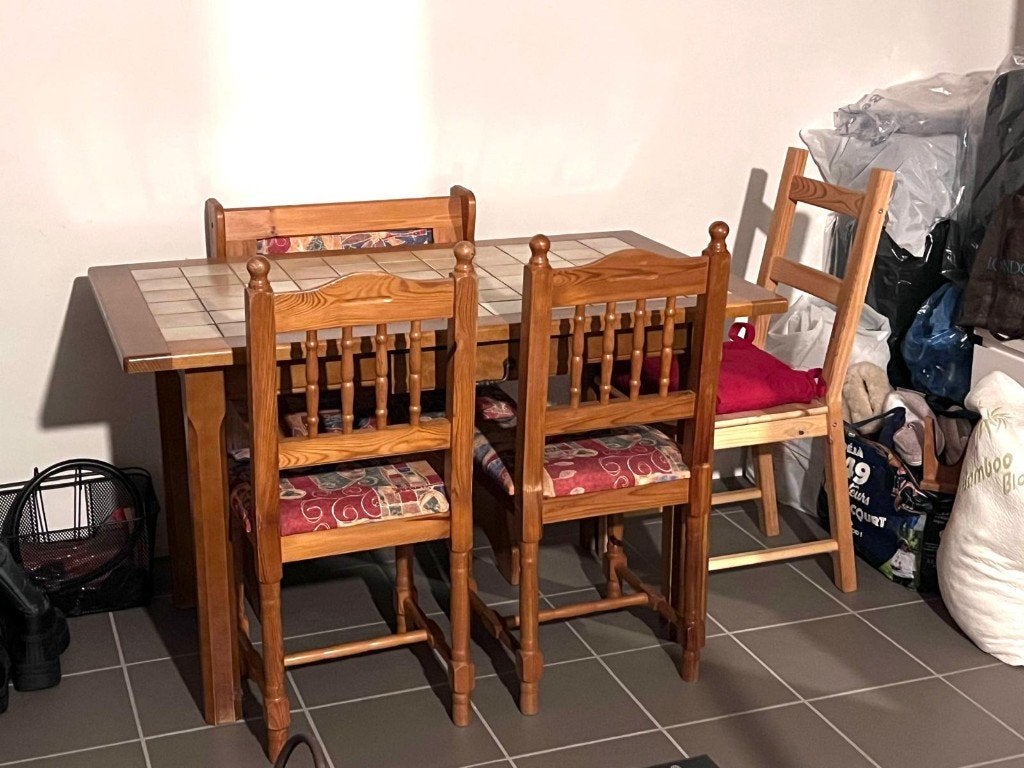 Table avec 3 chaises et un banc, Enlèvement, Comme neuf, Moins de 4 chaises