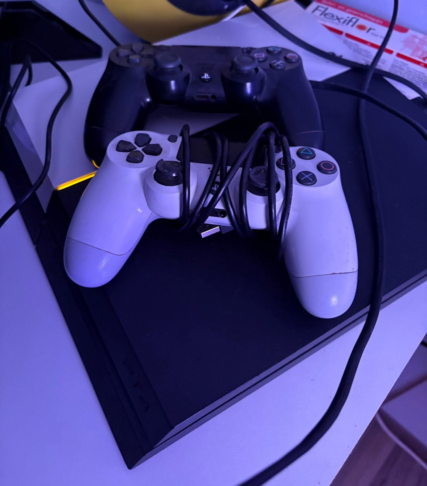 PS4 met 2 originele DualShock 4-controllers en kabels., Ophalen of Verzenden, Gebruikt, 500 GB, Met 2 controllers