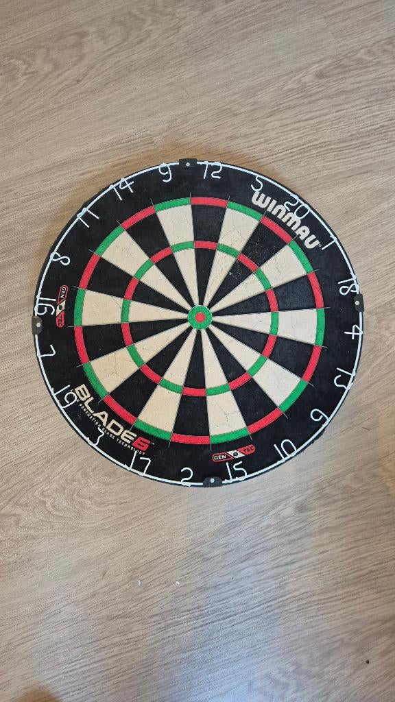 Winmau Blade 6 + Koto checkout carpet, Enlèvement, Utilisé, Cible de fléchettes