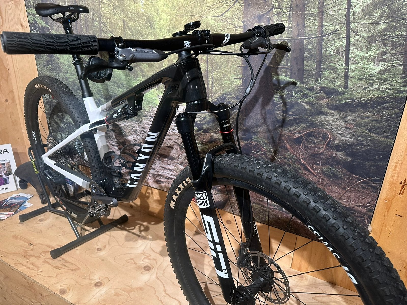 Canyon LUX World Cup CF9 AXS 2025 maat Medium, Vélos & Vélomoteurs, Autres marques, Enlèvement, Frein à disque, Utilisé