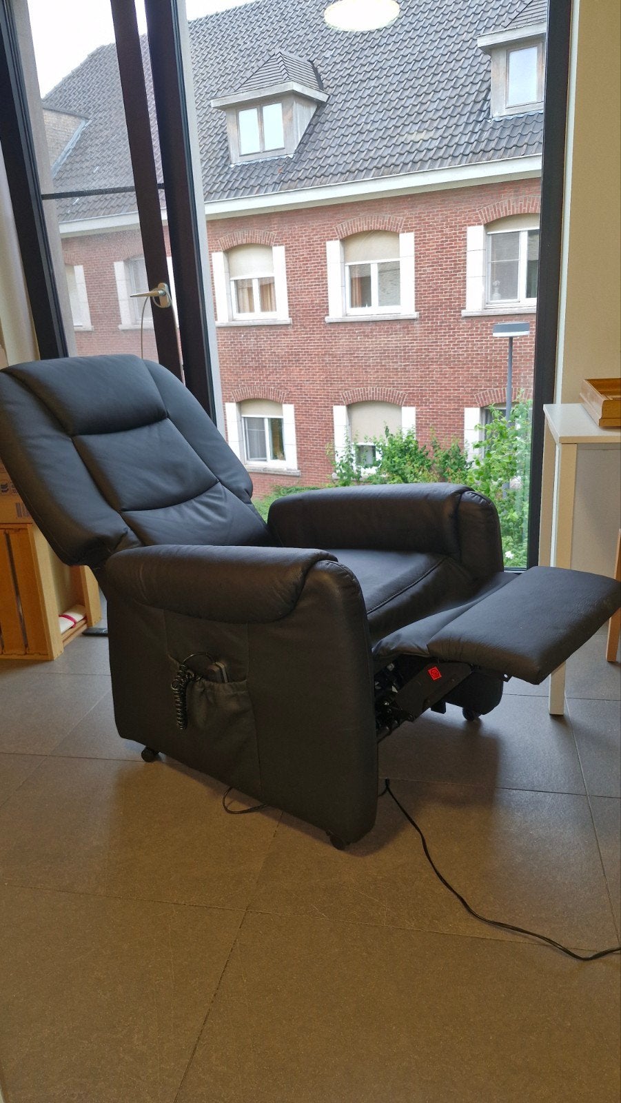 Fauteuil inclinable électrique en cuir avec fonction marchep, Maison & Meubles, Enlèvement, Comme neuf, Cuir