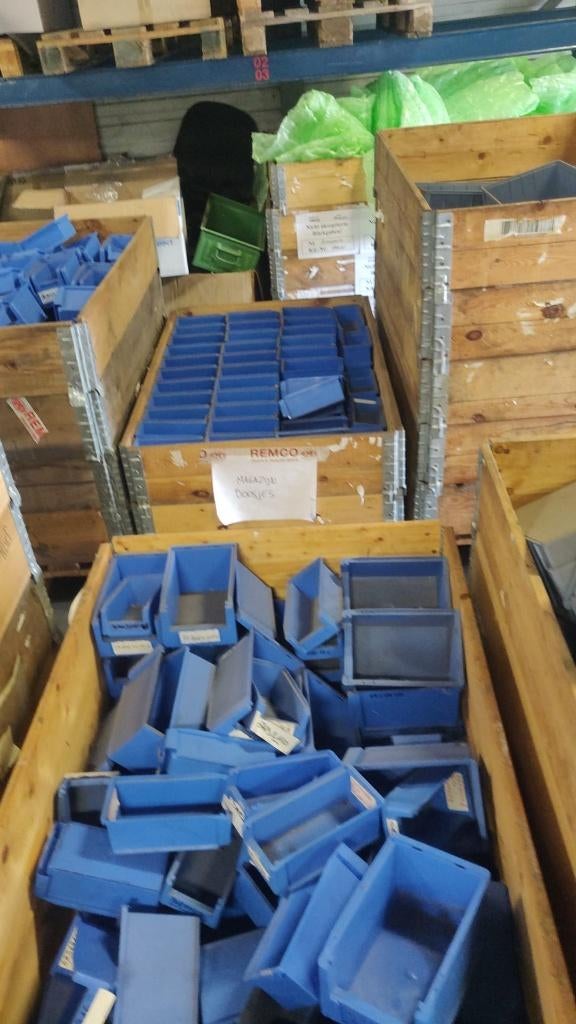 Stapel bakjes magazijn, Zakelijke goederen, Kantoor en Winkelinrichting | Magazijn, Stelling en Opslag, Ophalen