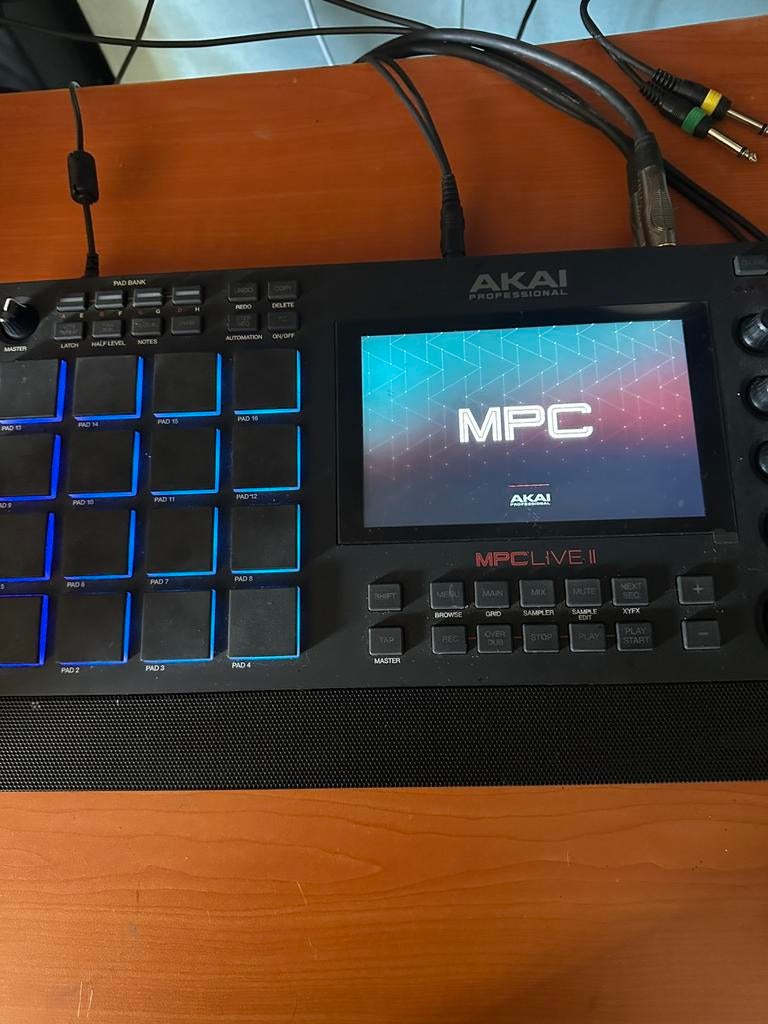 Akai mpc live2, Muziek en Instrumenten, Samplers, Ophalen of Verzenden, Zo goed als nieuw