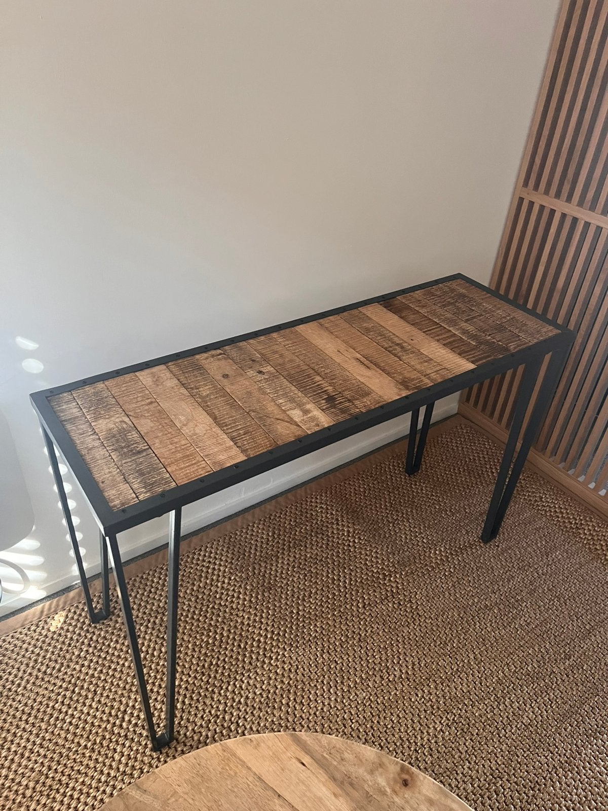 Stevige Ijzeren bijzettafel met ingelegd hout, Huis en Inrichting, Tafels | Sidetables, Gebruikt, 100 tot 150 cm, Industrieel