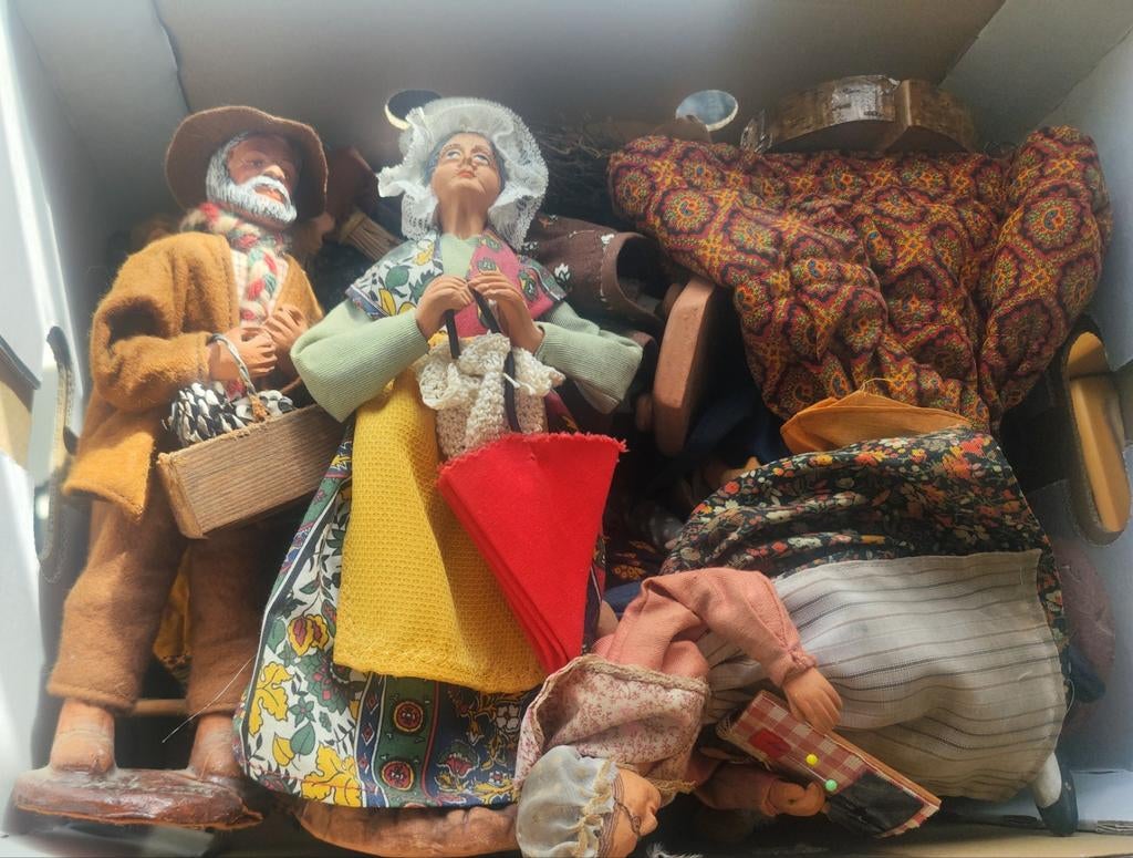 4 caisses santons véritables à Farciennes.Prix pour le lot!
