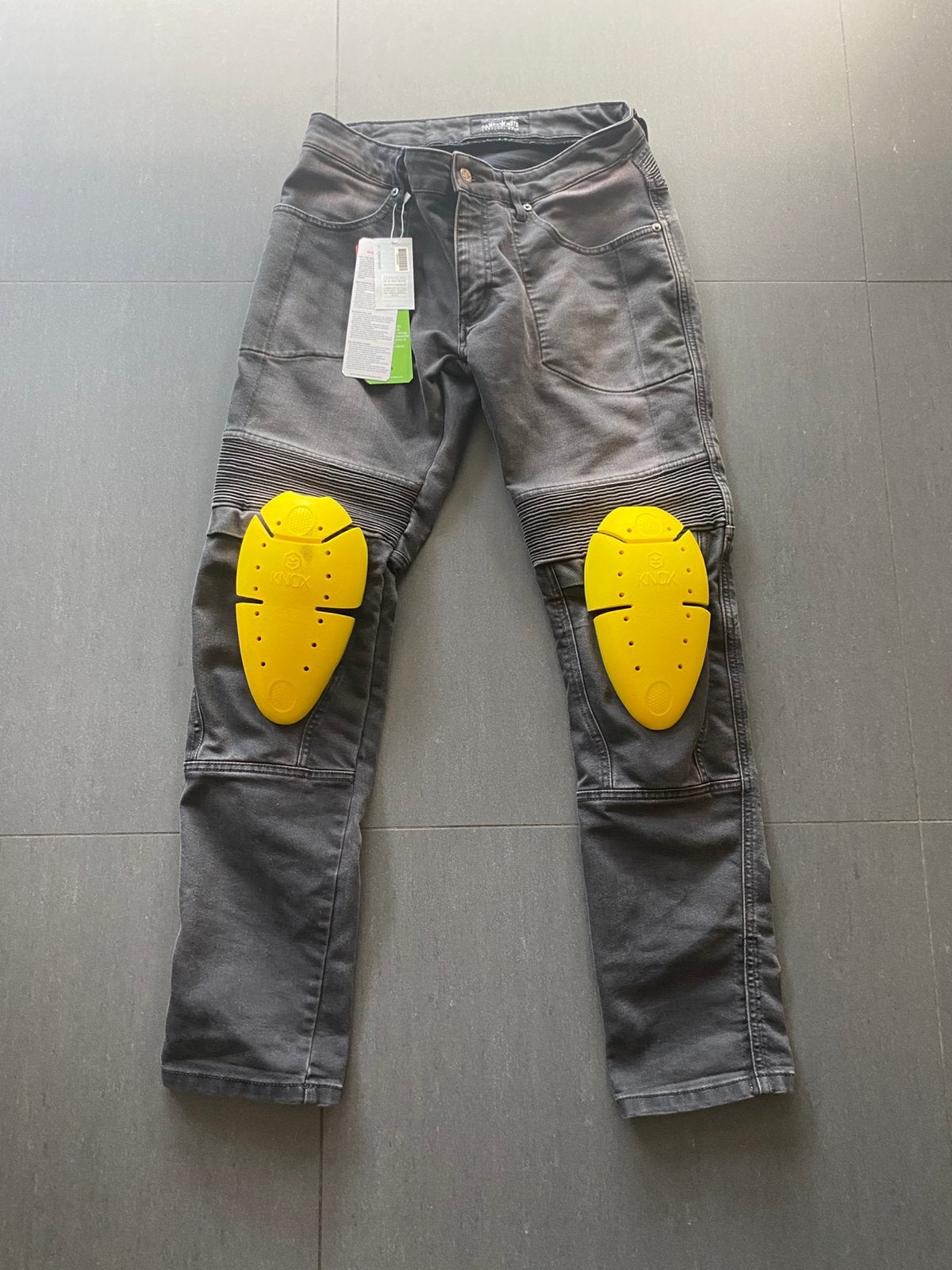 Motor Jeans protected, Enlèvement