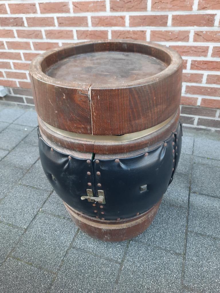 Oude wijnton op wieltjes, Ophalen, Gebruikt, Wieltjes