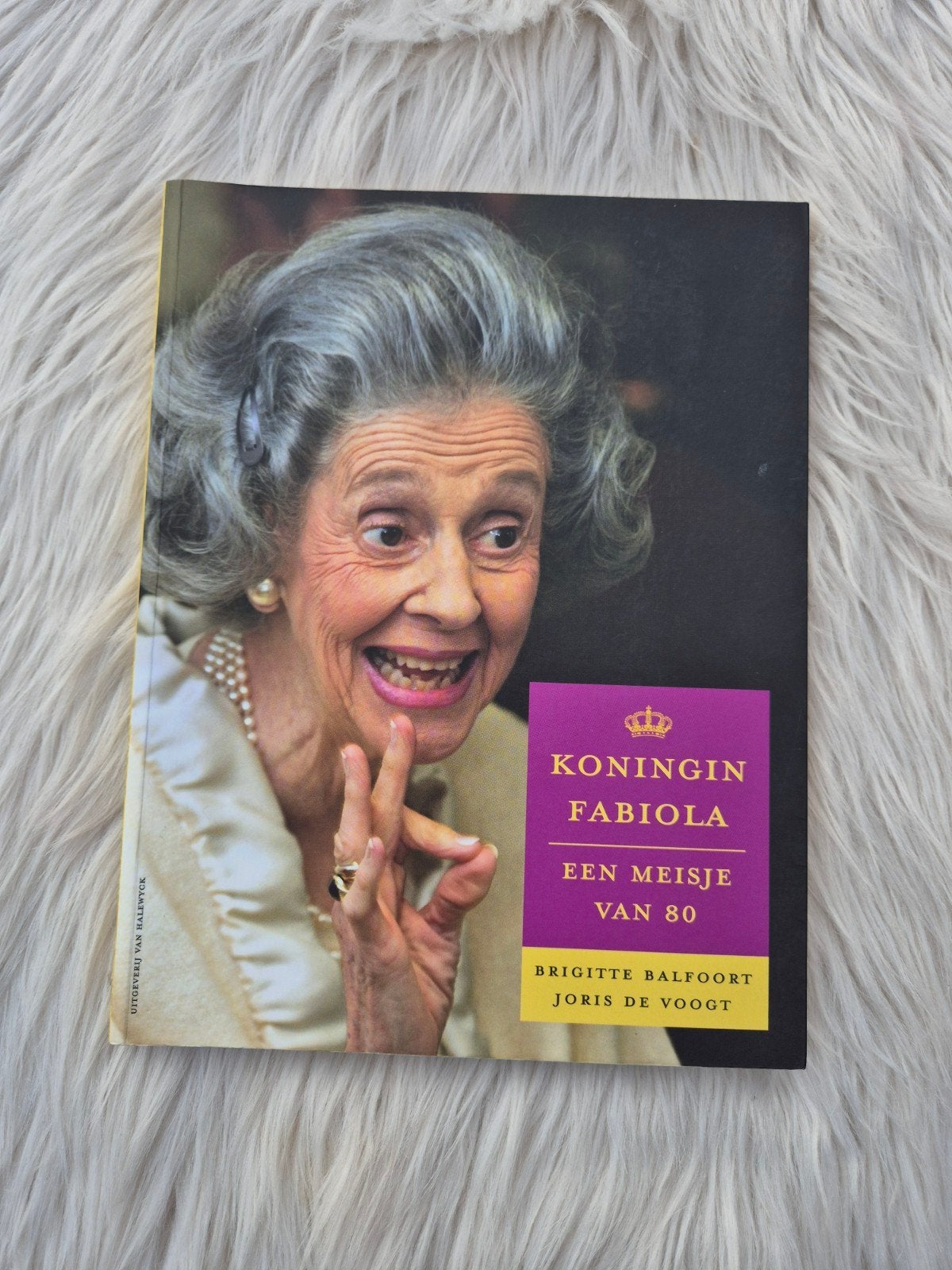 Boek: Brigitte Balfoort & Joris Van Voogt - Koningin Fabiola, Verzamelen, Ophalen of Verzenden, Zo goed als nieuw, Tijdschrift of Boek