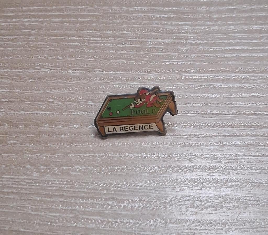PIN - LA REGENCE - POOL - 8 BALL - BILJART - BILLIARD, Envoi, Utilisé, Sport, Insigne ou Pin's