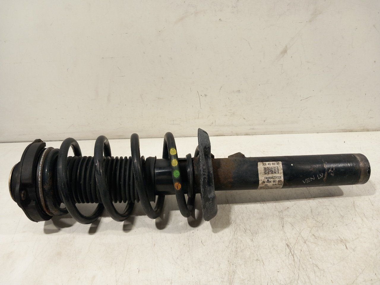 Veerpoot links voor Volkswagen Passat, Onderdelen@venauto.nl, Van der Ven Autorecycling B.V., Ettenseweg 76, 4706 PB Roosendaal, The Netherlands