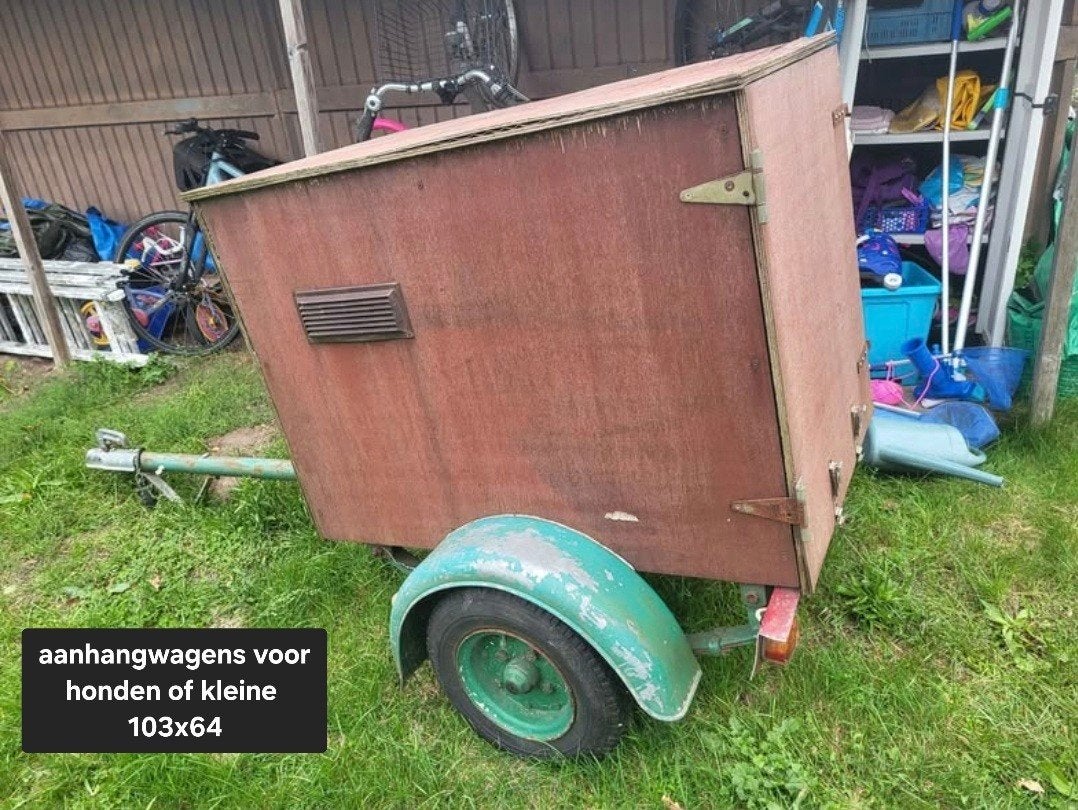 Deze houten honden- of bagagekar is bruin en groen., Enlèvement