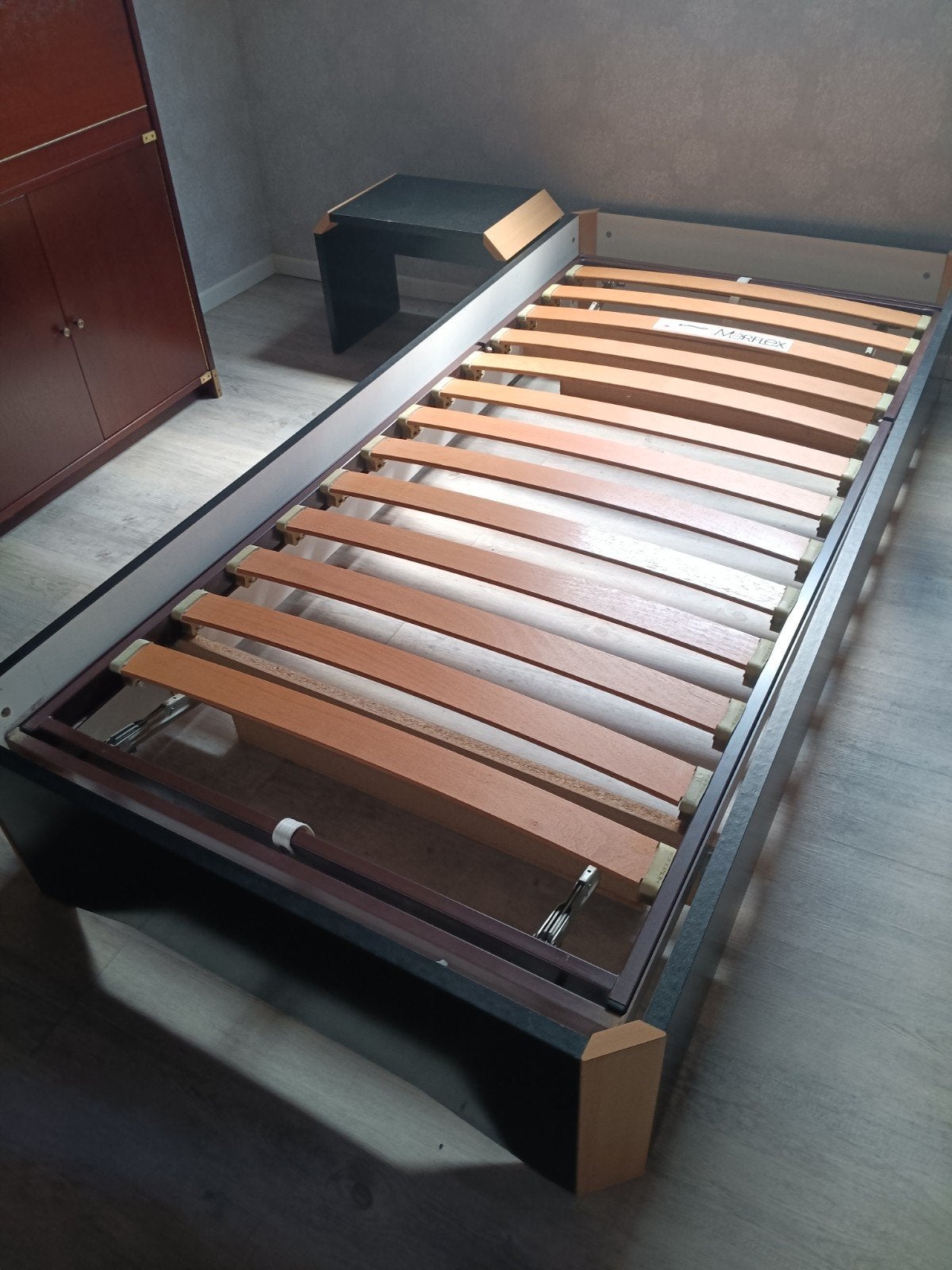 Tienerbed met lattenbodem én nachttafeltje, Ophalen, Gebruikt