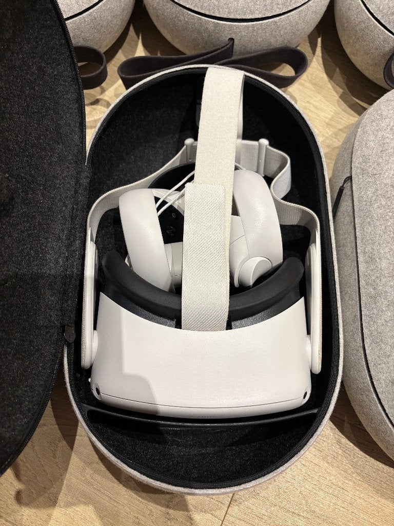 Meta Quest 2 VR-headsetset mini prijs (stuk of complete set), Games en Spelcomputers, Virtual Reality, Ophalen, Gebruikt, VR-bril