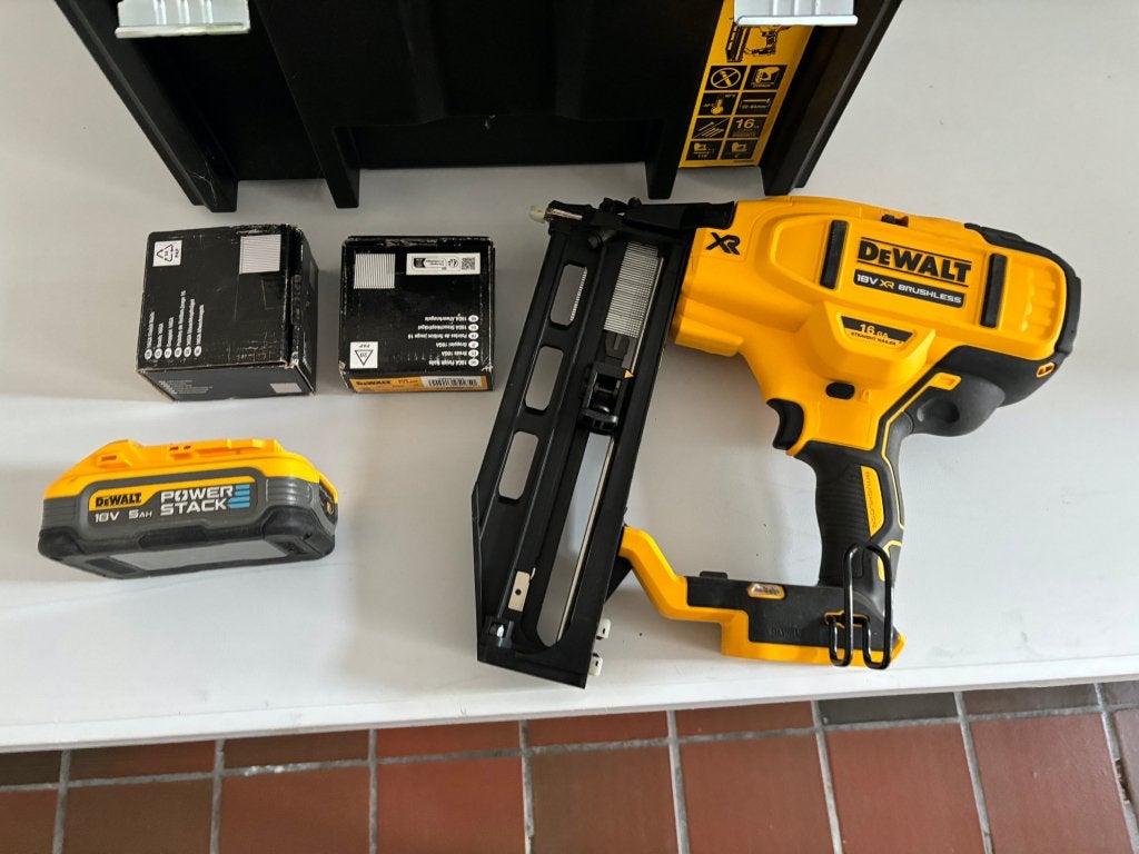 Dewalt accu Afwerktracker DCN662NT, Doe-het-zelf en Bouw, Ophalen, Zo goed als nieuw, DeWalt
