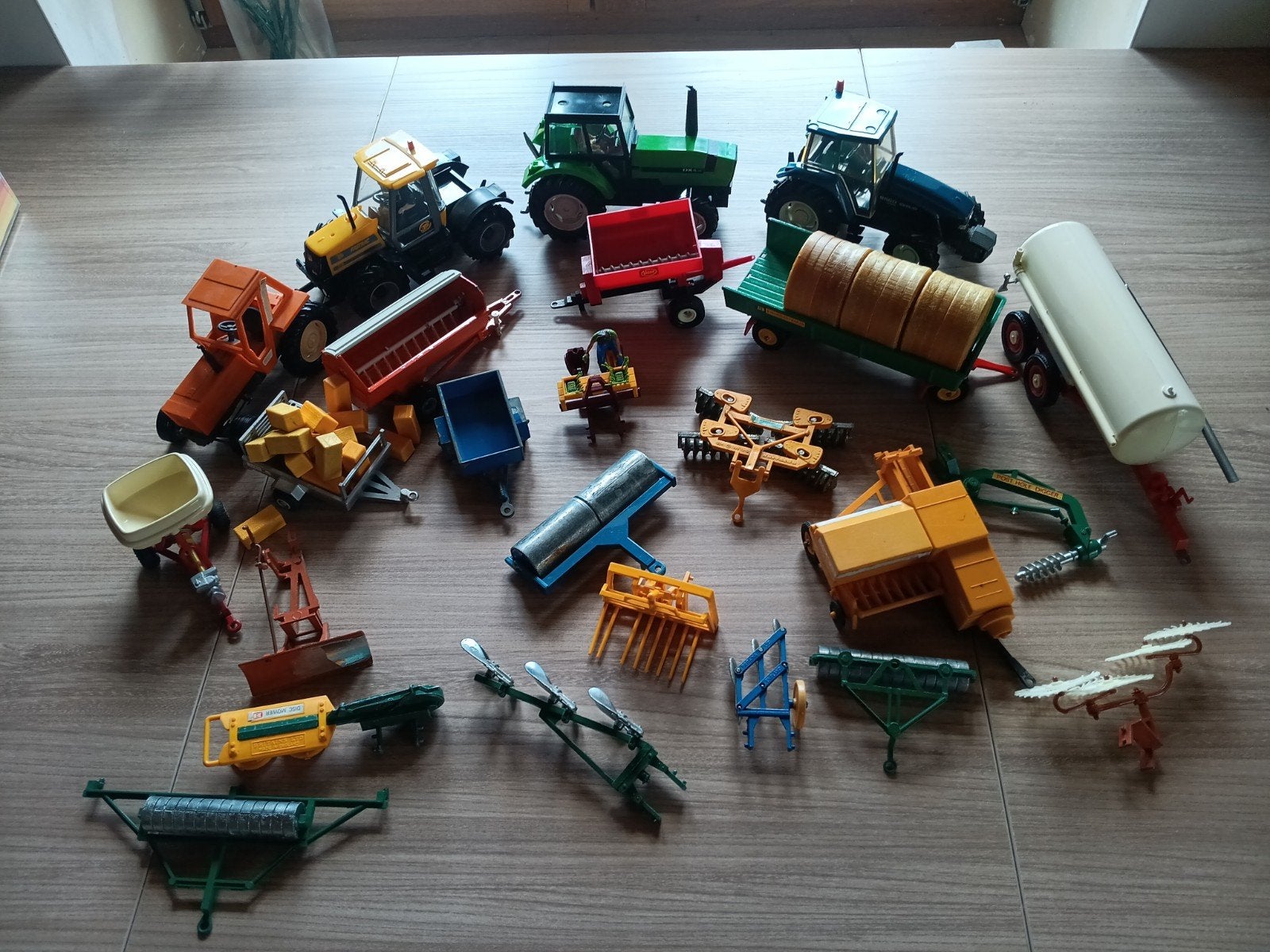 Lotje britains  in goede  staat en bespeeld, Hobby en Vrije tijd, Modelauto's | 1:32, Ophalen of Verzenden, Britains