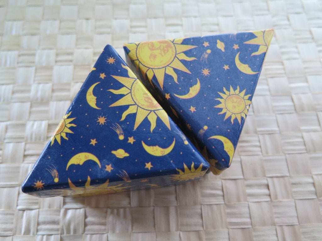 petite boites triangulaires en carton, Enlèvement ou Envoi, Moins de 35 cm, Utilisé, Moins de 40 cm