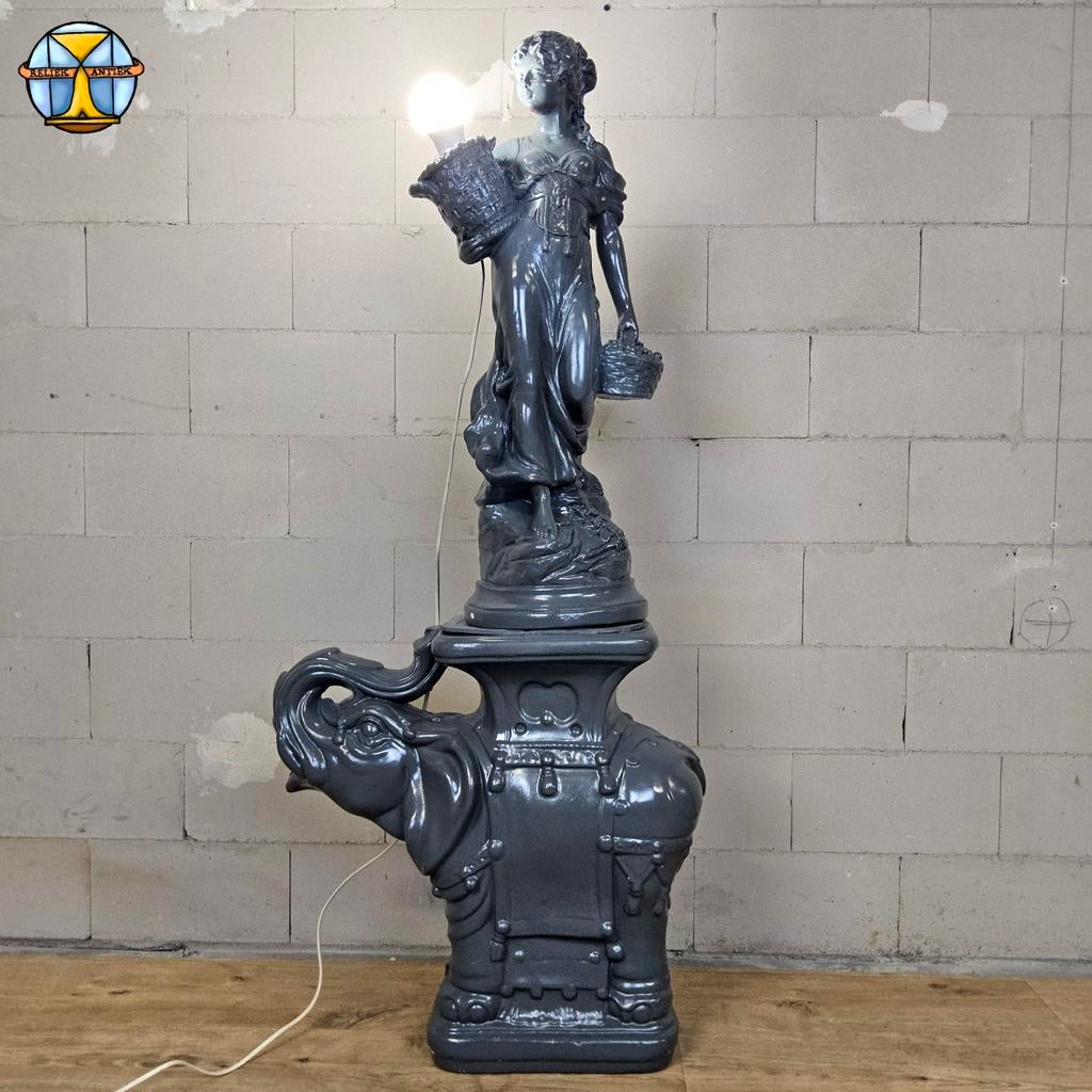Vintage sculptuur lamp vrouw op olifant / foute vloerlamp, Kunststof, Gebruikt, 100 tot 150 cm, Vintage