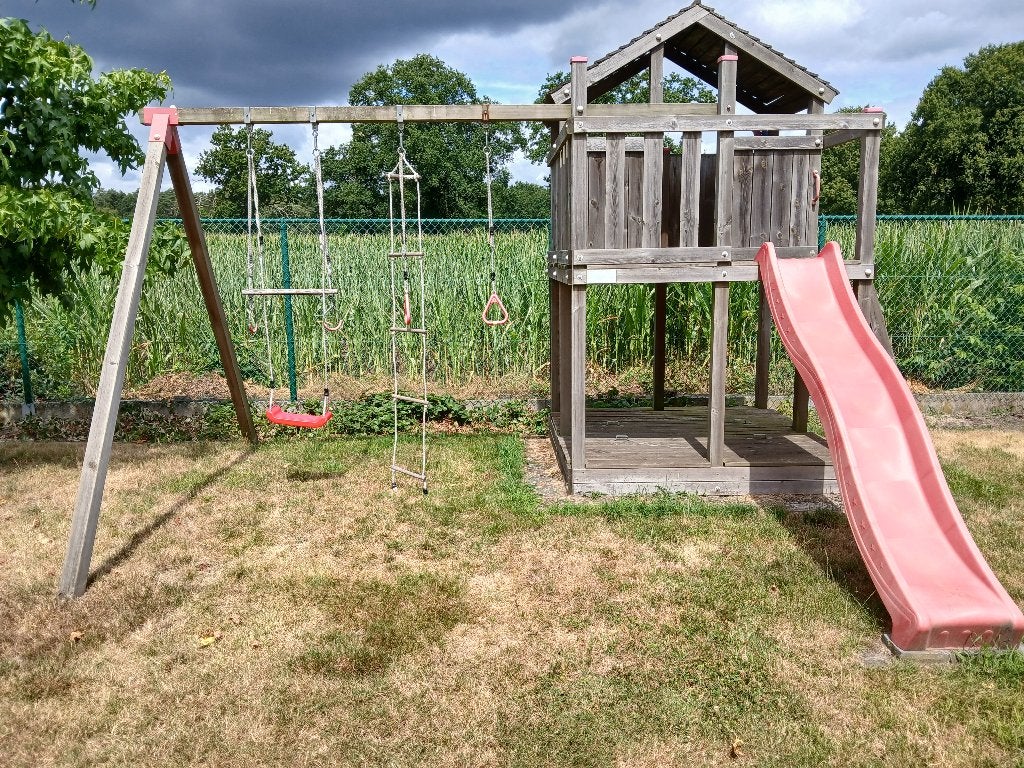 Speeltuin met zandbak, huisje, glijbaan en 2 schommels, Enlèvement, Utilisé, Autres types