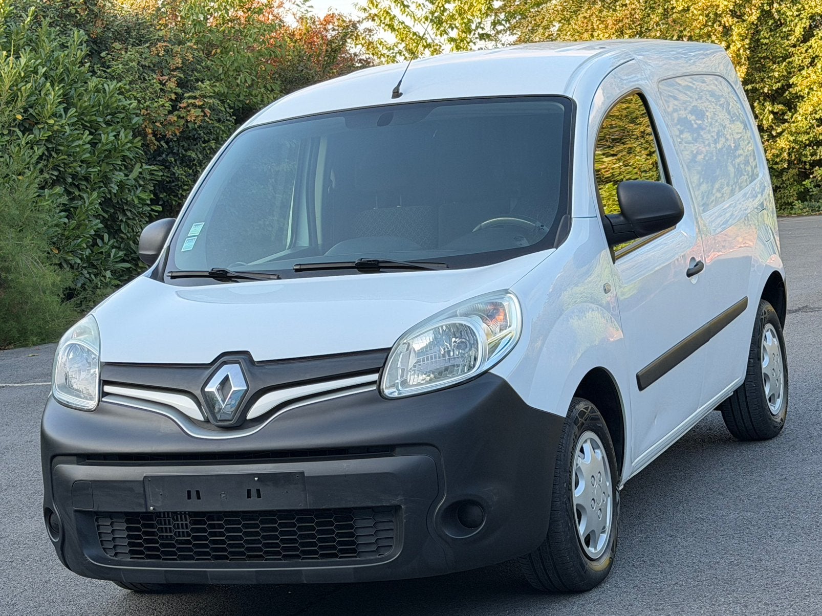 Renault Kangoo 1.5 DCI/Airco - Bluetooth - Media, Auto's, Bestelwagens en Lichte vracht, Voorwielaandrijving, Stof, Zwart, 4 cilinders