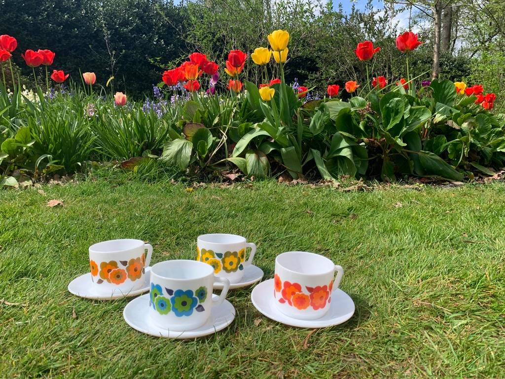 Arcopal set van 4 mokken + schoteltjes, Antiek en Kunst, Antiek | Servies compleet, Ophalen of Verzenden