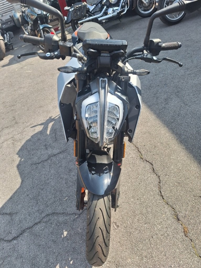 KTM Duke 390 met garantie, 390 cc, LED Verlichting, CommV Motos Raes, Minimaal motorrijbewijs A2