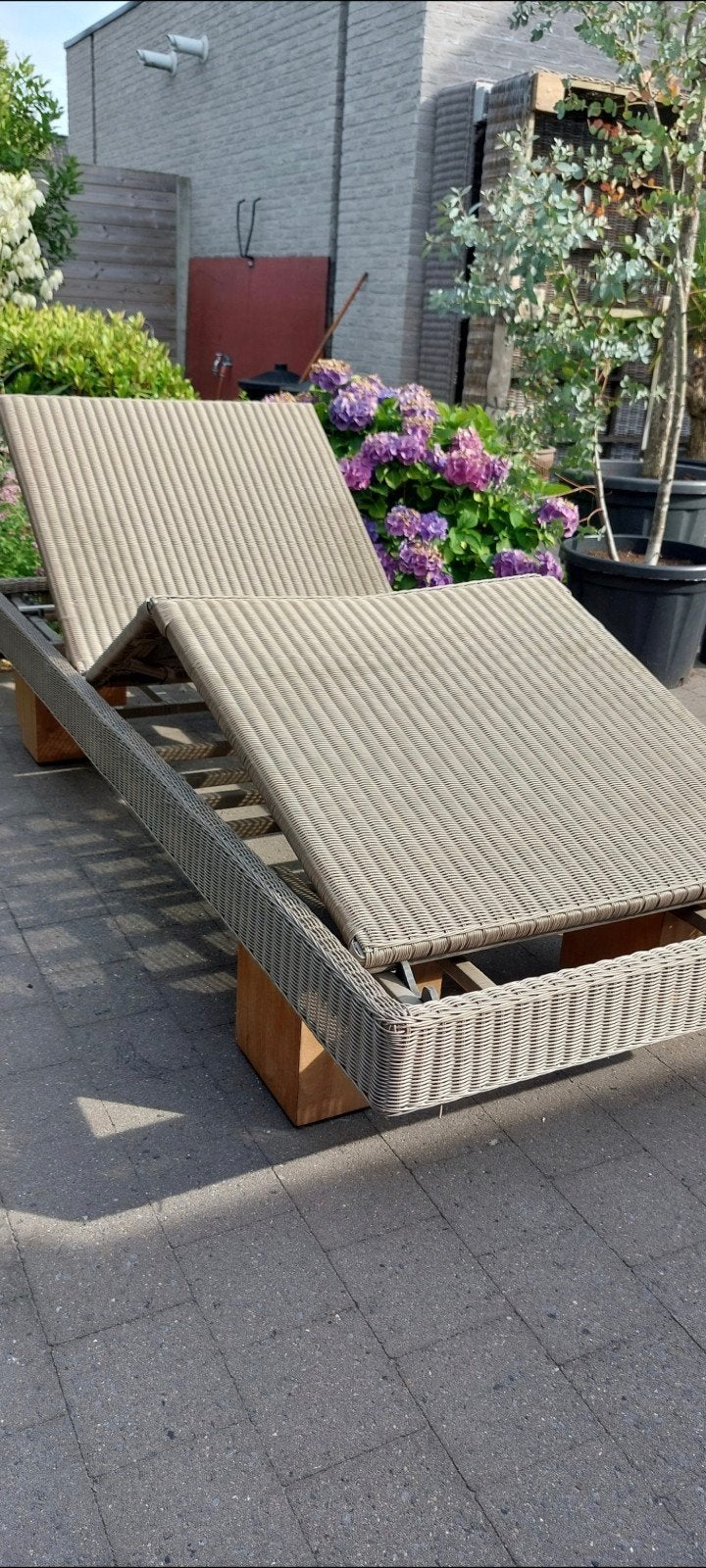 Ligbed/ zonnebed design, verstelbaar en met wielen uit teak, Tuin en Terras, Ophalen, Nieuw, Kunststof, Verstelbaar