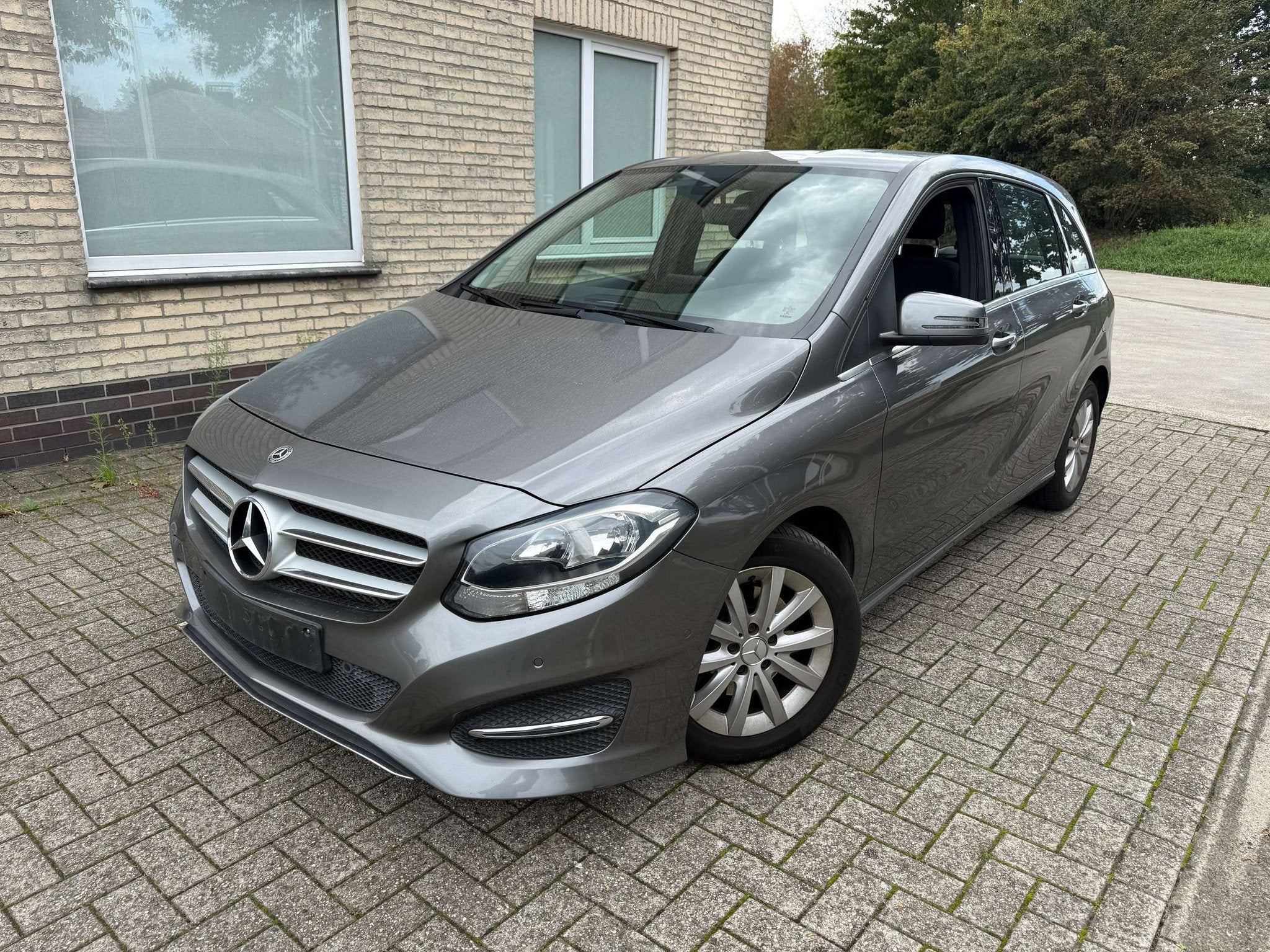 Mercedes-Benz B-Klasse 180 B 180 BE Edition, Autos, Argent ou Gris, Achat, Boîte manuelle, 5 places