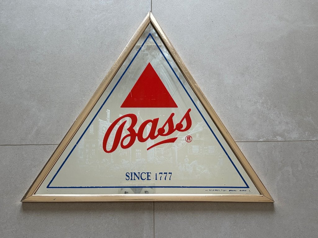 Vintage Bass reclamespiegel – driehoekig – 65 cm, Ophalen, Gebruikt, Reclamebord, Plaat of Schild, Overige merken