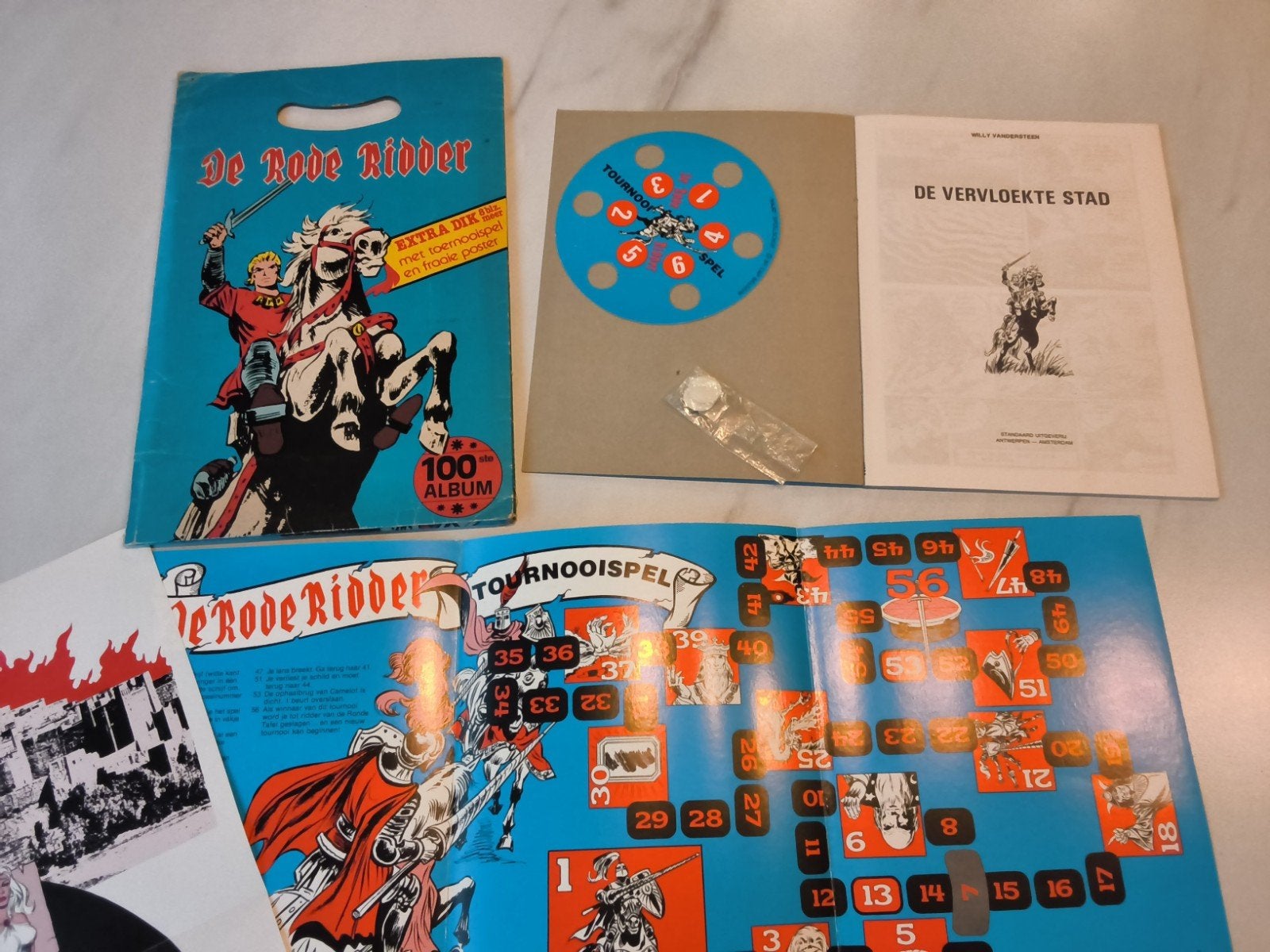 de rode ridder 100 ste album + spel  + zeer grote poster, Ophalen of Verzenden, Gelezen, Willy Vandersteen