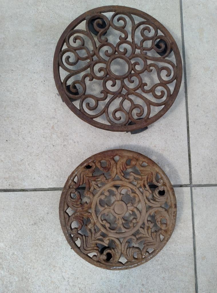 Oude plantenonderzetters gietijzer, Ophalen