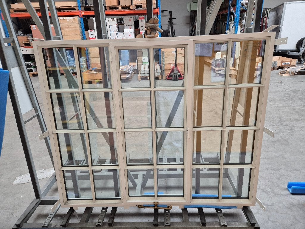 Nieuw wit stalen opgaand raam met mastiekafwerking, Ophalen, Gevelraam of Ruit, 120 tot 160 cm, Nieuw