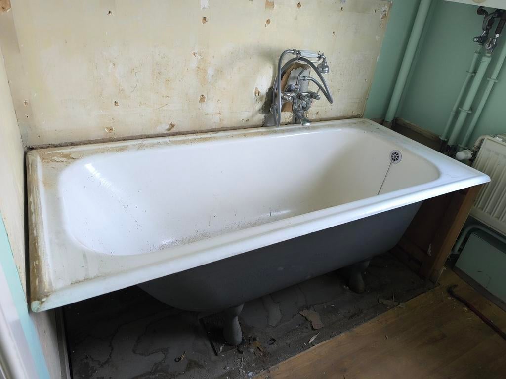 Ancienne baignoire en fonte avec ses pieds., Enlèvement, Baignoire