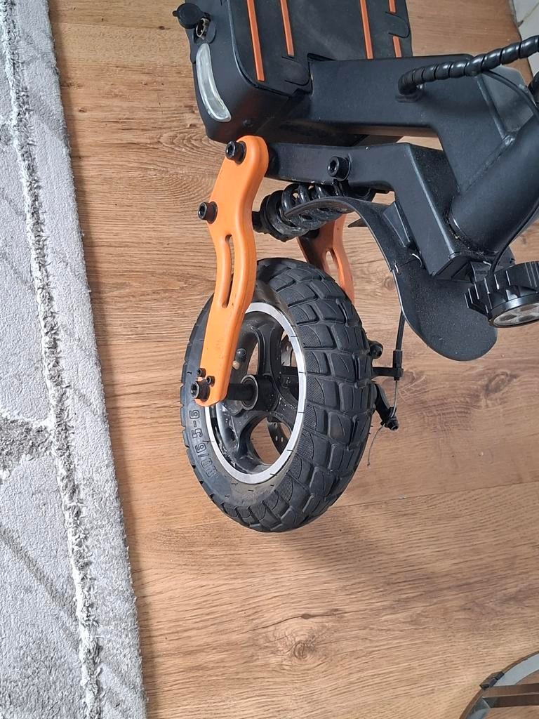 De scooter is schoon, het scherm is kapot en er zit een papi, Ophalen