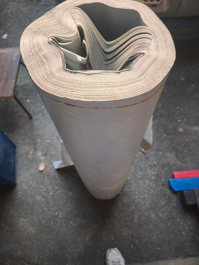 Rouleau de plastique gris