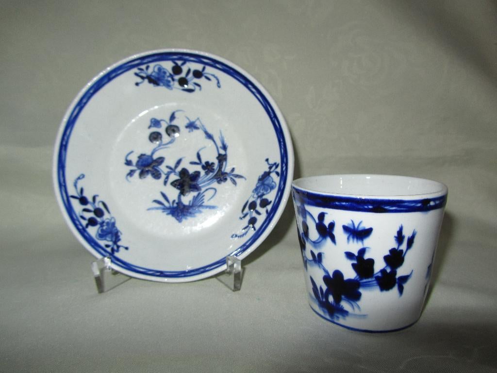 Porcelaine de Tournai: tasse et sous-tasse à la mouche!, Enlèvement ou Envoi