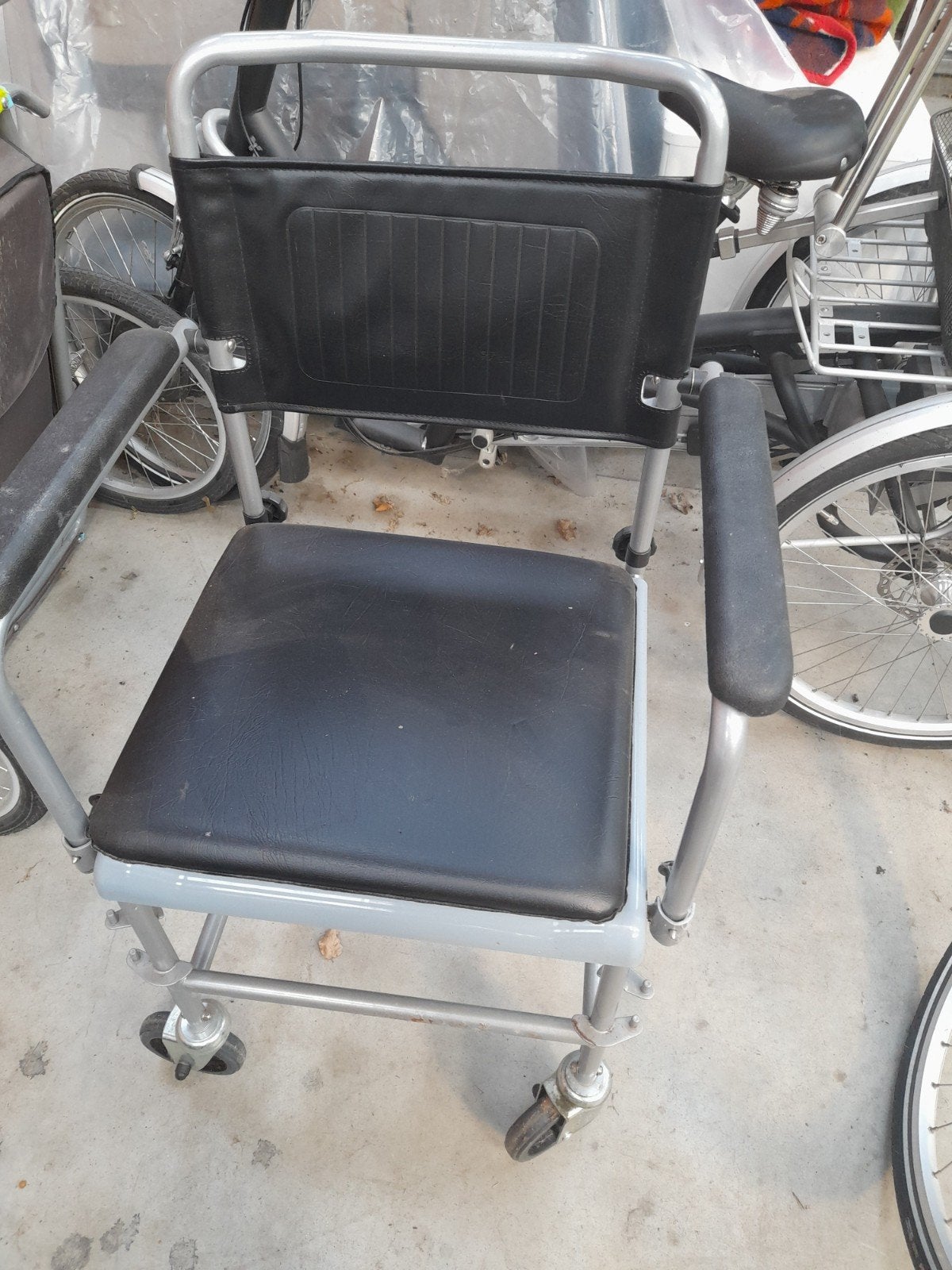 Te koop : toiletstoel met voetsteunen en wieltjes zeer handi, Ophalen