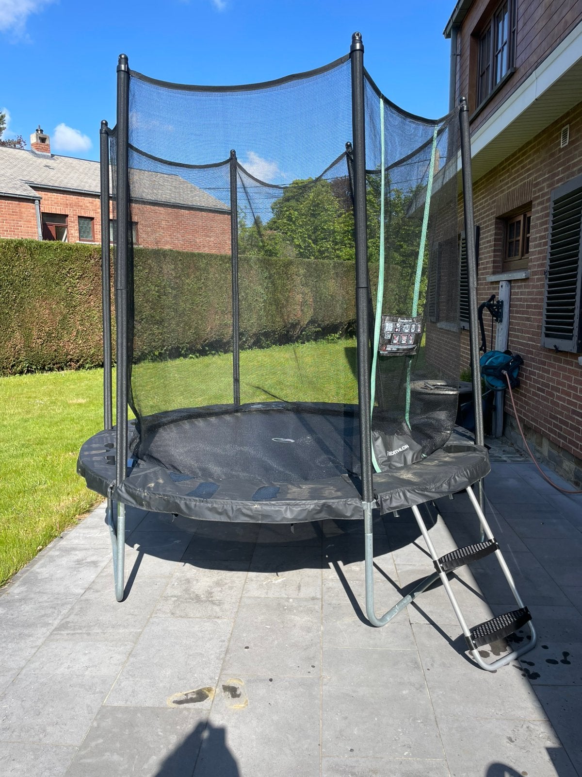 Trampoline et son dôme, Enfants & Bébés, Jouets | Extérieur | Trampolines, Enlèvement, Comme neuf