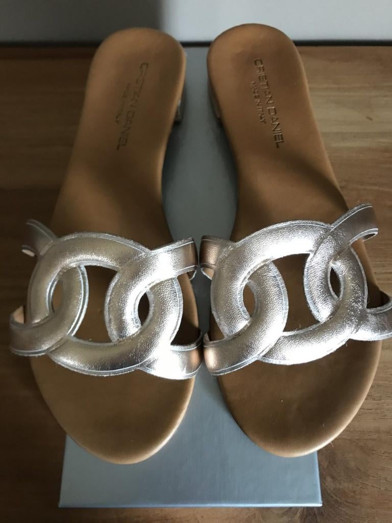 Goudkleurig slippers van Christian Daniel, maat 40, Kleding | Dames, Slippers, Overige kleuren, Christian Daniel, Ophalen of Verzenden