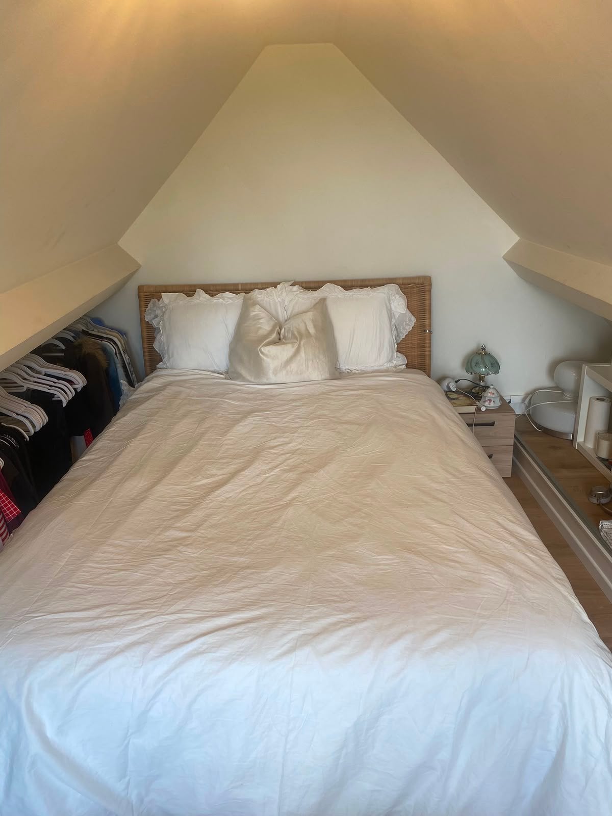 Fleurige twijfelaar tweepersoonsbed met rotan hoofding, Huis en Inrichting, Slaapkamer | Bedden, Ophalen, Gebruikt, Beige, 140 cm