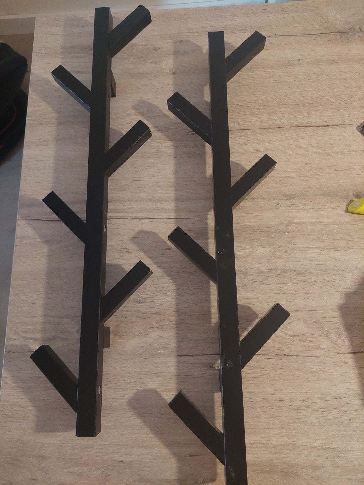 Set van twee zwarte IKEA TJUSIG wandkapstokken, Ophalen