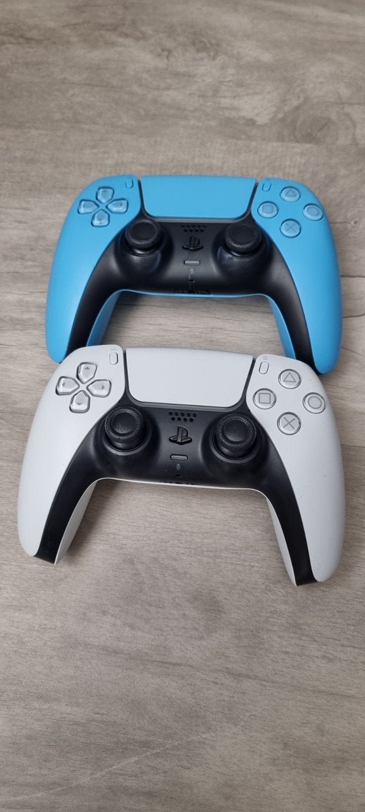 Twee originele PS5 controllers (Wit & Blauw) in goede staat., Enlèvement, Utilisé, Playstation 5