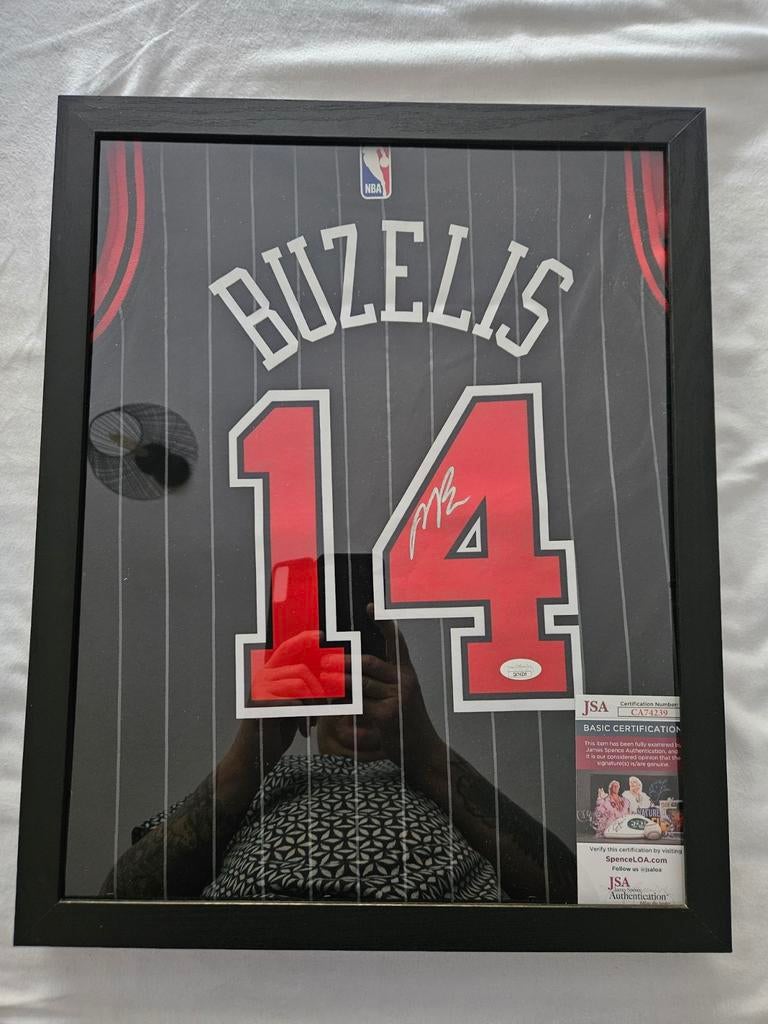 In frame gehandtekend shirt BUZELIS Chicago Bulls certificat, Ophalen, Nieuw, Kleding