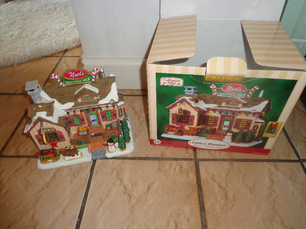 Lemax kersthuisje Noël's Christmas shop, Diversen, Kerst, Ophalen of Verzenden, Zo goed als nieuw