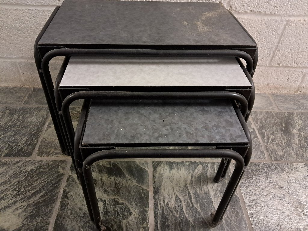 3 PETITES TABLES EMPILABLES GIGOGNES DOUBLE FACE, Maison & Meubles, 50 à 100 cm, Enlèvement, Utilisé, 50 à 100 cm