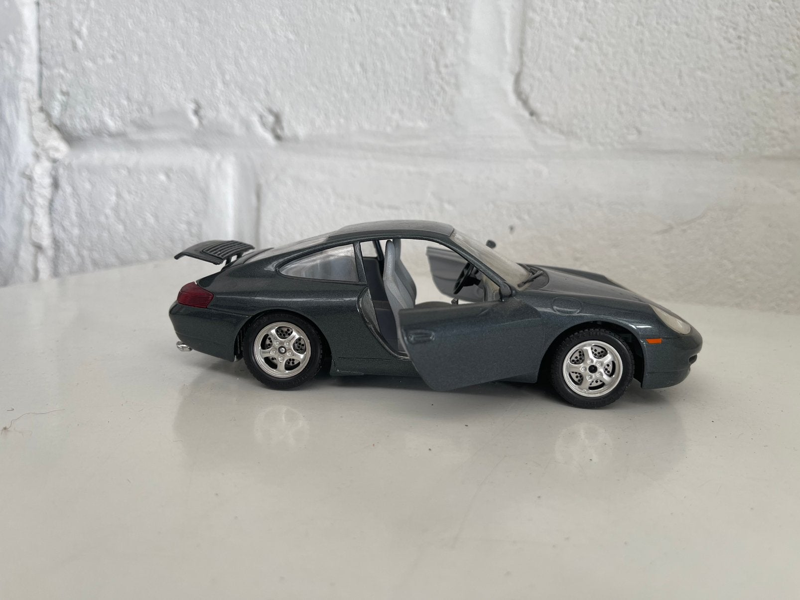 Bburago 1:24 Porsche 911 Carrera (1997) - Metallic Grijs, Ophalen of Verzenden, Auto