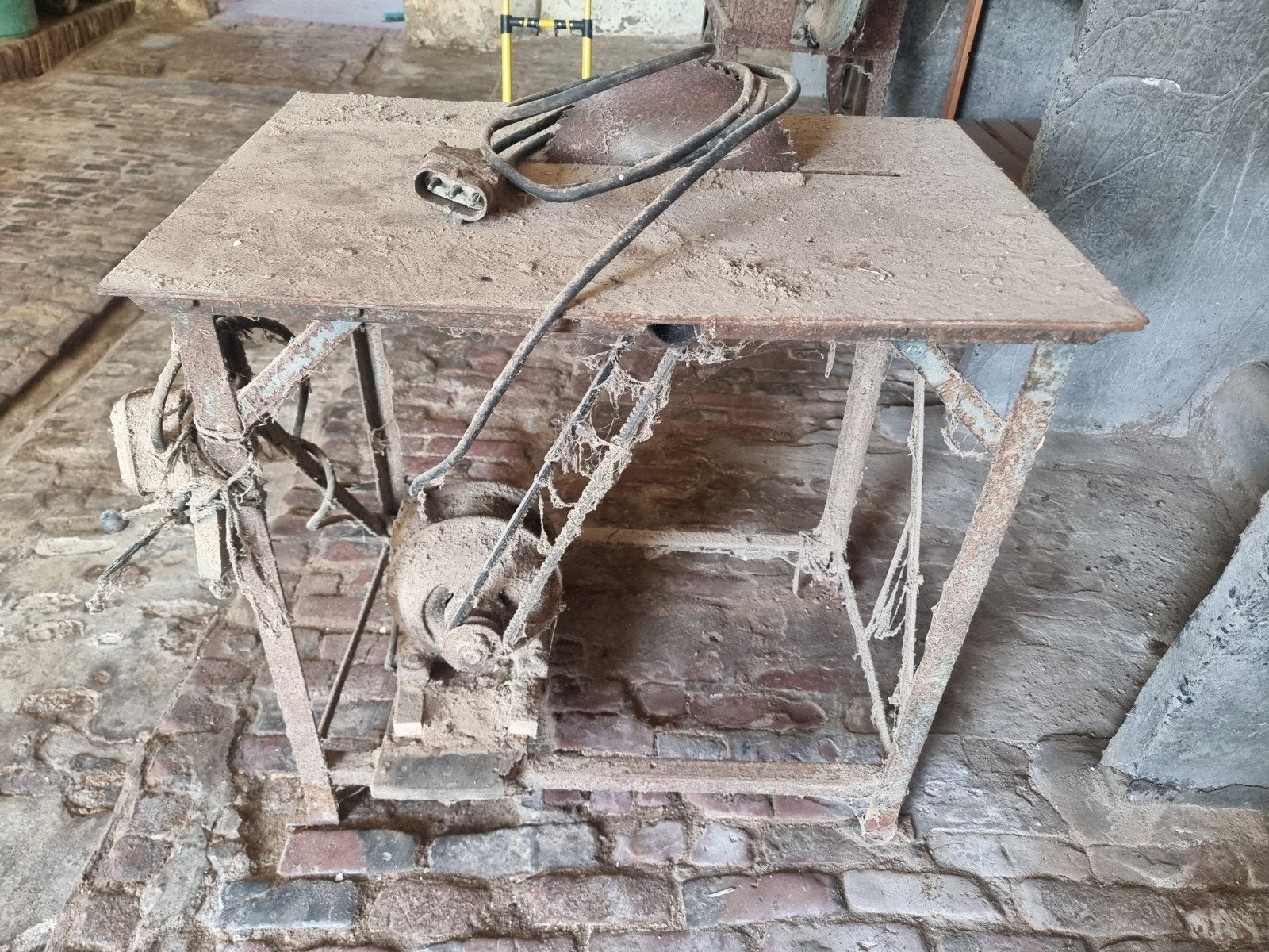 Oude / Vintage cirkelzaagtafel op zwaar stalen frame, Ophalen