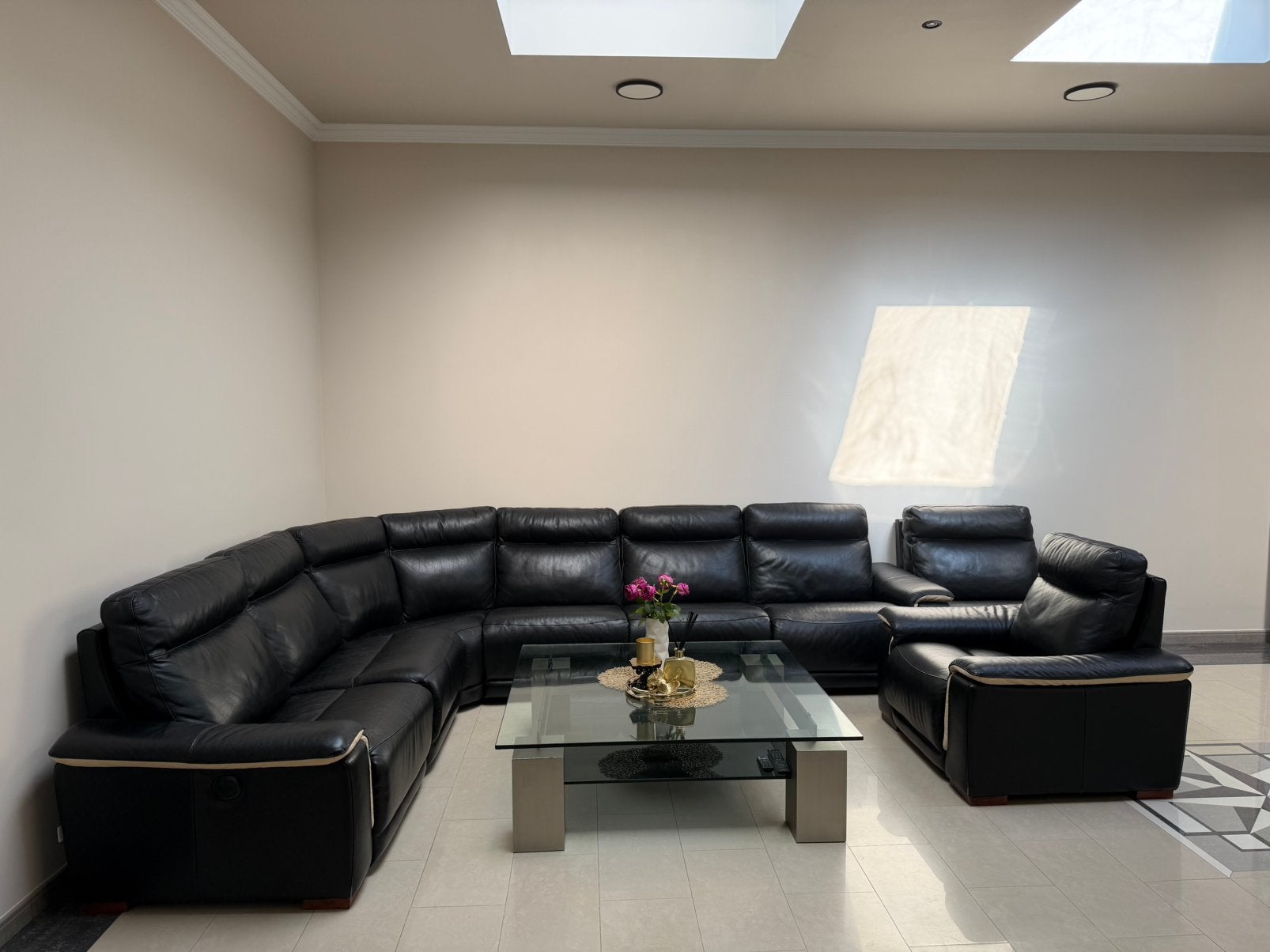 Luxueuze ruime zwarte lederen hoekzetel – zeer comfortabel, Huis en Inrichting, Ophalen, Gebruikt, Leer, Tijdloos en luxueus